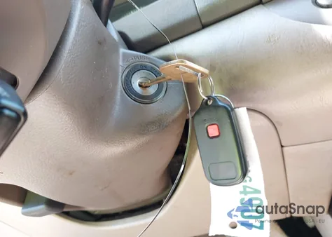 2002 Toyota Camry Le z USA, uszkodzony, nr VIN 4T1BE32K92U092811